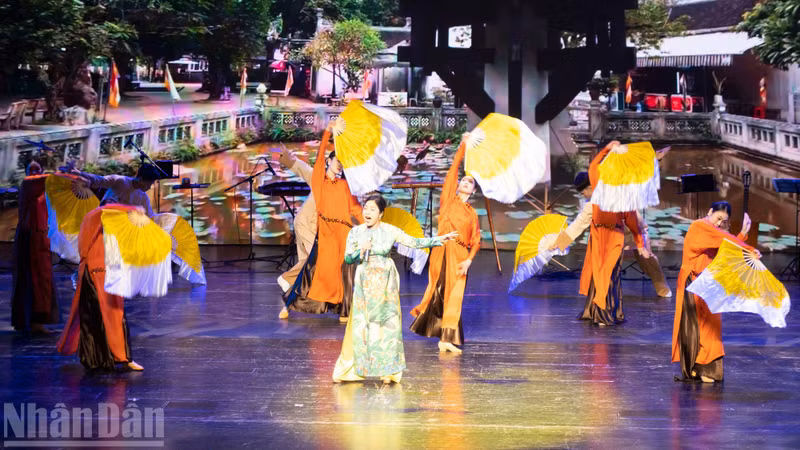 디바 미린(My Linh)이 ‘Tren dinh Phu Van’을 열창하고 있다.