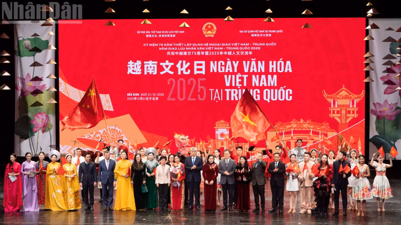 예술가들과 기념사진을 촬영하는 대표단.