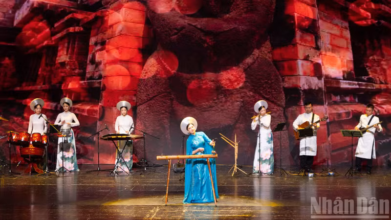 예술 프로그램 ‘문화의 색채’에서의 전통 악기 연주.