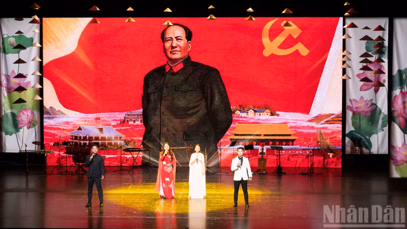 예술 프로그램 ‘문화의 색채’에서의 보컬 공연.