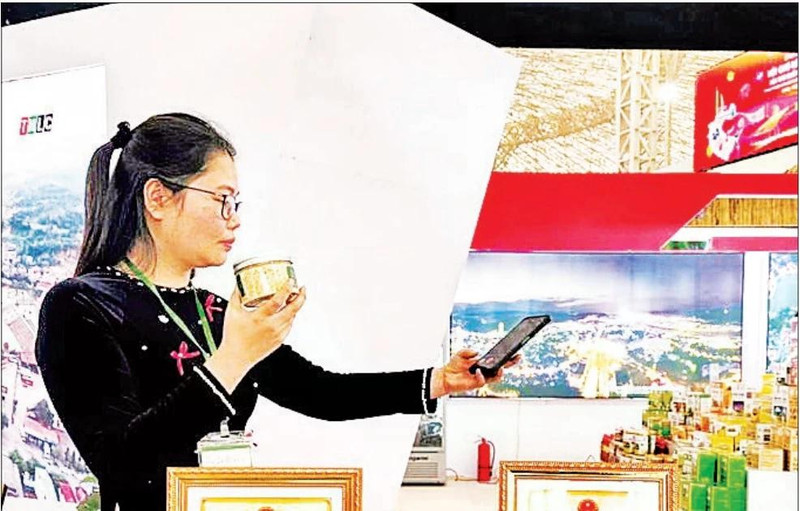 사진 설명: 탁바 호수에서 잡은 생선을 가공해 만든 OCOP 제품이 무역 박람회에서 소개되고 있다. (사진: 민선)