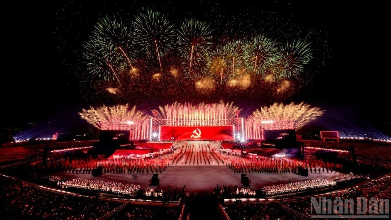 당의 영광스러운 깃발 아래, 온 베트남 국민이 단결하여 제14차 전국당대회 결의안을 성공적으로 이행하기 위해 함께 노력하고 있다. (사진: THANH DAT)