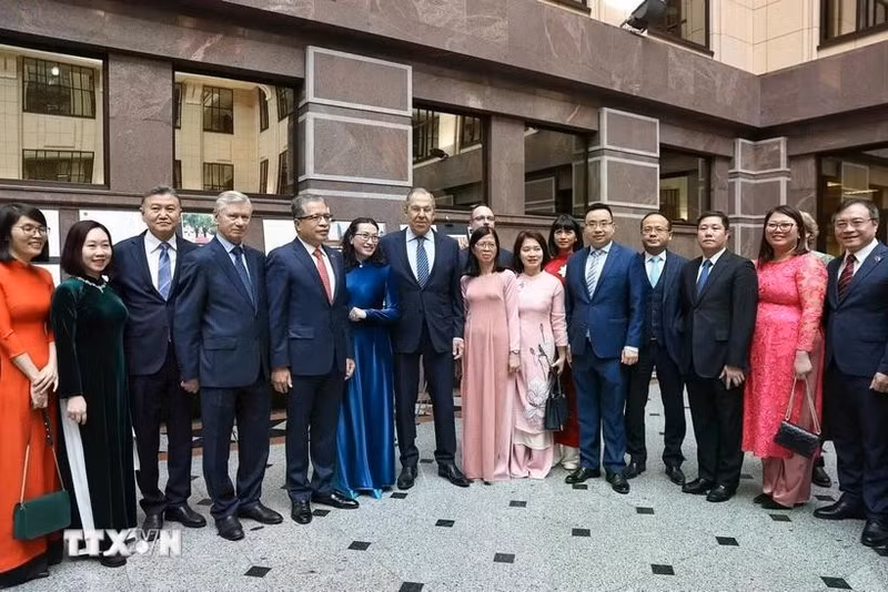 러시아 주재 베트남 대사관 관계자들과 세르게이 라브로프 러시아 외무장관이 단체 사진을 촬영하고 있다. (사진: VNA)