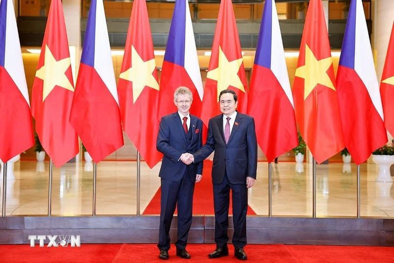 쩐탄먼 국회의장(오른쪽)이 밀로시 비스트르칠 체코 상원 의장과 악수를 나누고 있다. (사진: VNA)