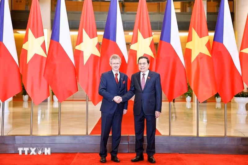 쩐탄먼 국회의장(오른쪽)이 밀로시 비스트르칠 체코 상원 의장과 악수를 나누고 있다. (사진: VNA)