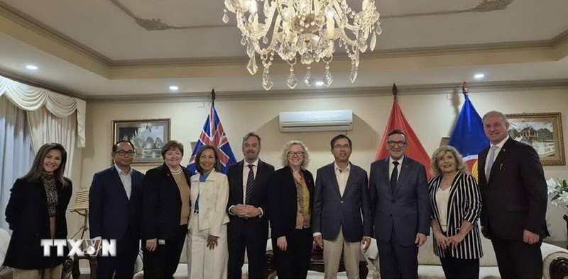 호주 주재 베트남 대사 팜 흥 탐(오른쪽 네 번째)과 호주 하원의 부의장 샤론 클레이던(오른쪽 다섯 번째)이 호주-베트남 우호 국회의원 그룹 핵심 회원들과 함께 기념촬영을 하고 있다. (사진: VNA)