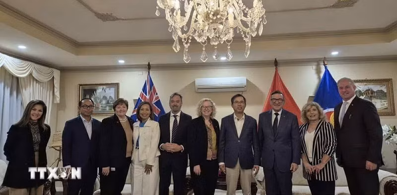 호주 주재 베트남 대사 팜 흥 탐(오른쪽 네 번째)과 호주 하원의 부의장 샤론 클레이던(오른쪽 다섯 번째)이 호주-베트남 우호 국회의원 그룹 핵심 회원들과 함께 기념촬영을 하고 있다. (사진: VNA)