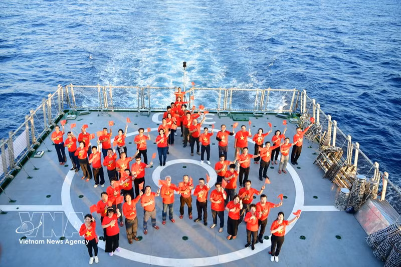 24개국과 지역에서 온 재외 베트남인 60명이 쯔엉사 군도와 DK1 해상 플랫폼을 방문한 모습. (사진: VNA)