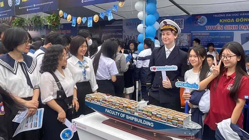 하이퐁시는 국내 최고의 교육 및 훈련 중심지 중 하나로 도약하는 것을 목표로 하고 있다. 사진은 베트남 해양대학교에서 열린 입학 상담 현장 모습.