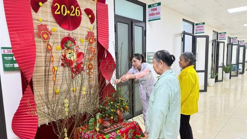 하노이시 보건국 산하 미득 종합병원 복도에 마련된 설맞이 공간.