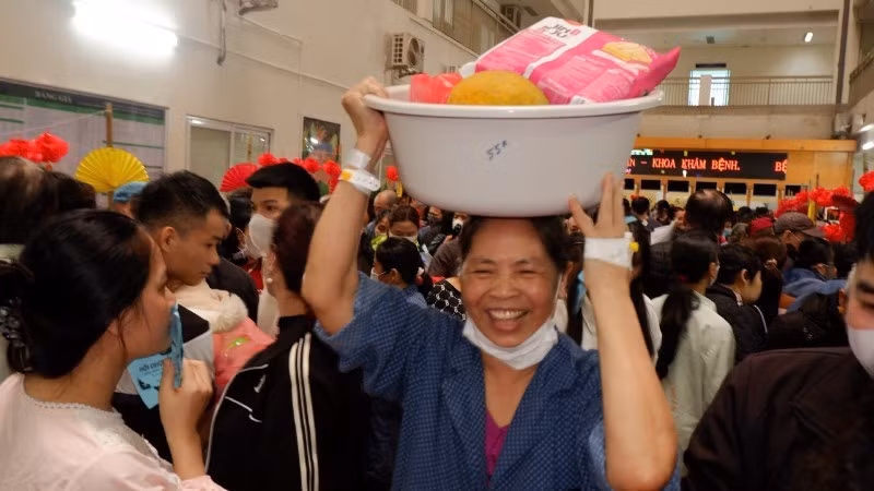 정맥주사 바늘을 착용하고 있어도 '0동(무료) 시장'에서 밝고 행복한 모습을 보이는 환자들.