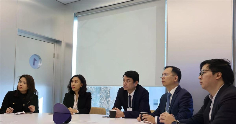 2026년 다보스 세계경제포럼(WEF) 행사에 참석한 레 안 뚜언 차관(가운데) 등 베트남 대표단. (사진: VNA)