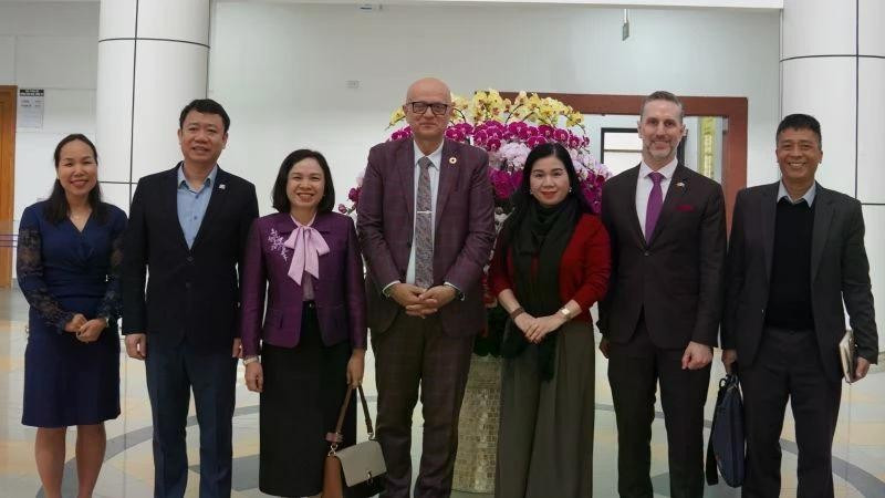 알렉산다르(사샤) 보디로자 박사가 보건부 및 유엔인구기금(UNFPA) 관계자들과 함께 기념사진을 촬영하고 있다. (출처: UNFPA)