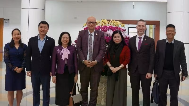 알렉산다르(사샤) 보디로자 박사가 보건부 및 유엔인구기금(UNFPA) 관계자들과 함께 기념사진을 촬영하고 있다. (출처: UNFPA)