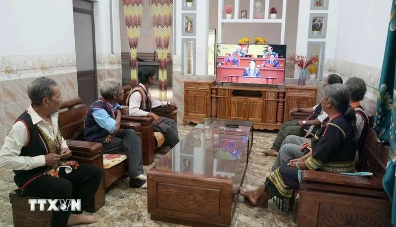 꽝응아이성 이아찜 면 플레이 조 드롭 마을의 원로 등 주민들이 제14차 전국당대회 개회식을 시청하고 있다. (사진: VNA)