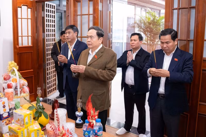 쩐탄먼 국회의장과 수행단이 고 응우옌 푸 쫑 전 당 서기장(제11·12대 국회의장 역임)을 추모하며 향을 올리고 있다. (사진: plo.vn)