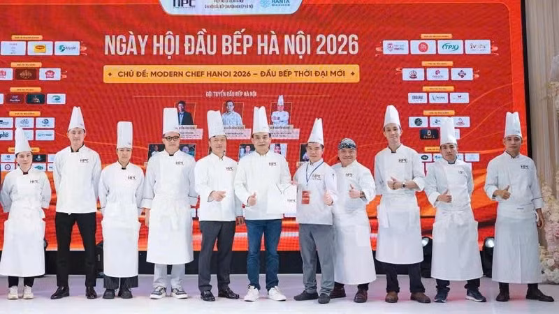 전문 활동과 교류 및 국제 통합에서 수도 하노이의 요식업계를 대표하는 셰프팀.