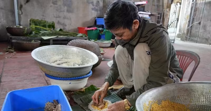 반쯩을 싸는 응투이즈엉 마을 우옌 땃 로 씨. (사진: VNA)