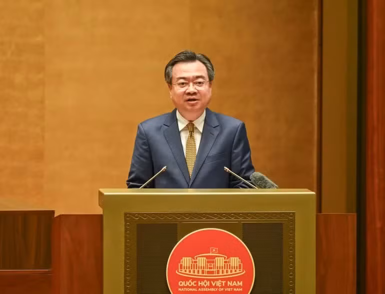 당 정치국 위원 겸 당 중앙위원회 서기인 응우옌 탄 응이 정책전략 위원회 위원장이 전국 회의에서 발언하고 있다. (사진: 인민)