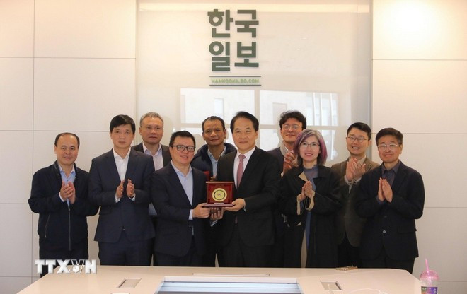 베트남기자협회와 한국일보 대표단이 단체 사진을 촬영하고 있다. (사진: VNA)