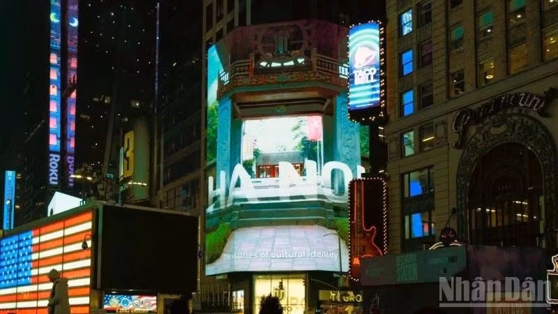 미국 뉴욕 타임스퀘어의 톰슨로이터 스크린에 다시 등장한 베트남 이미지.