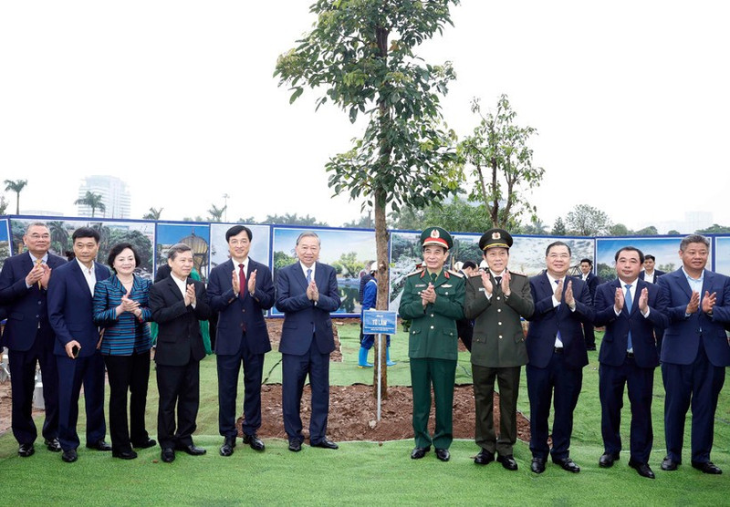 또 럼 당 서기장(왼쪽에서 여섯 번째)과 관계자들이 22일 하노이에서 열린 나무 심기 축제 개막식에 참석하고 있다. (사진: VNA)