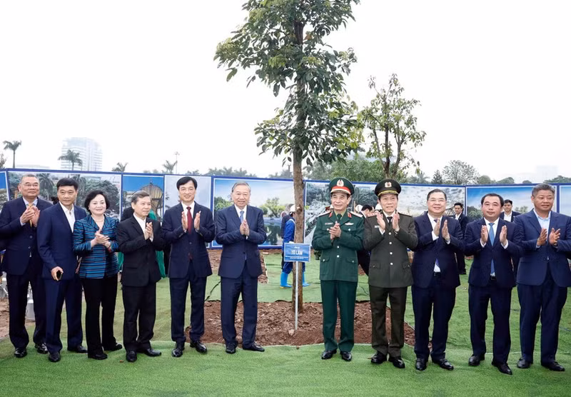 또 럼 당 서기장(왼쪽에서 여섯 번째)과 관계자들이 22일 하노이에서 열린 나무 심기 축제 개막식에 참석하고 있다. (사진: VNA)