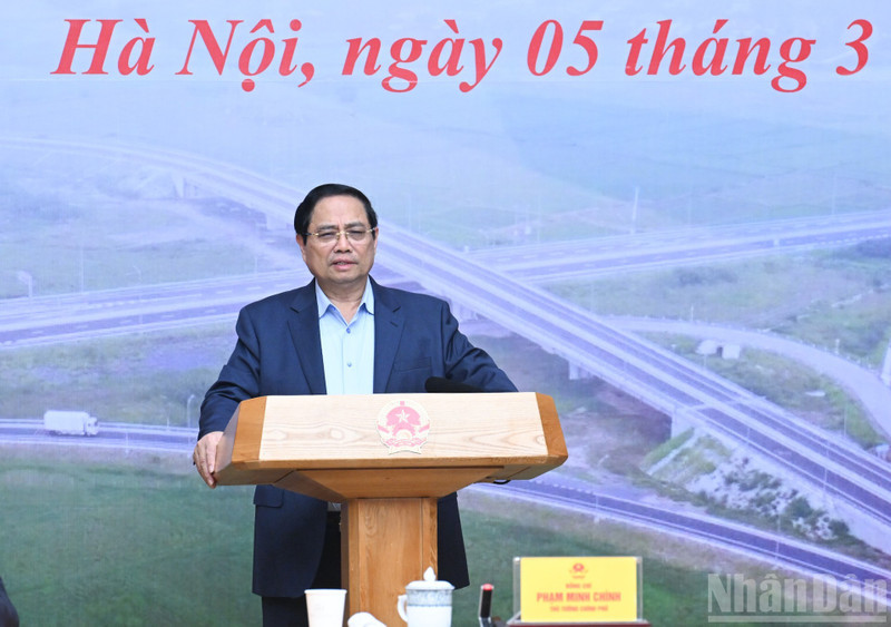 팜 민 찐 총리가 5일 국가 주요 교통 프로젝트를 위한 국가지도위원회 제24차 회의를 주재하고 있다. (사진: Nhandan)