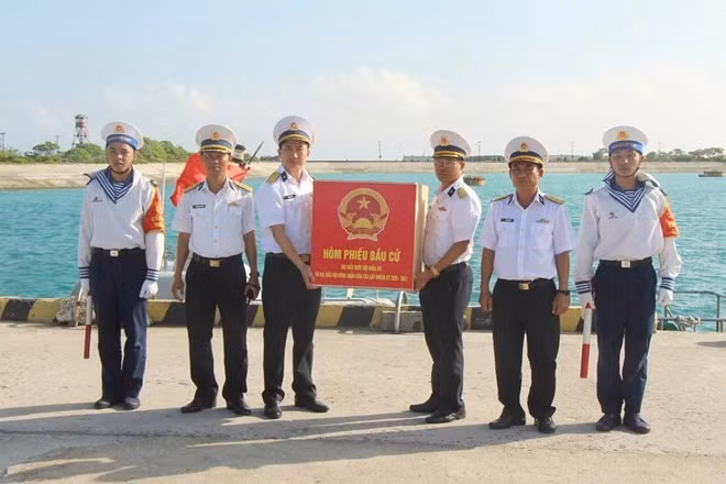 국가선거위원회는 쯔엉사 특별구 내 여러 투표소에서 조기 투표를 승인했다. (사진: 득 투)