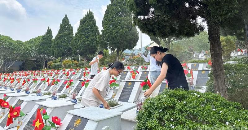 비쑤옌 순국선열 묘역을 청소하는 학생들.