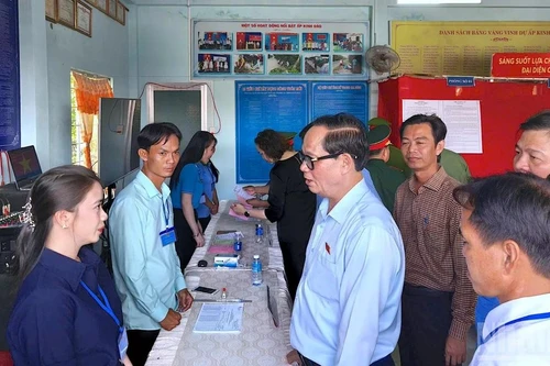 쩐꽝푹 국회 부의장은 까마우성 닷무이 꼼의 제1투표소에서 선거 준비 상황을 점검했다.