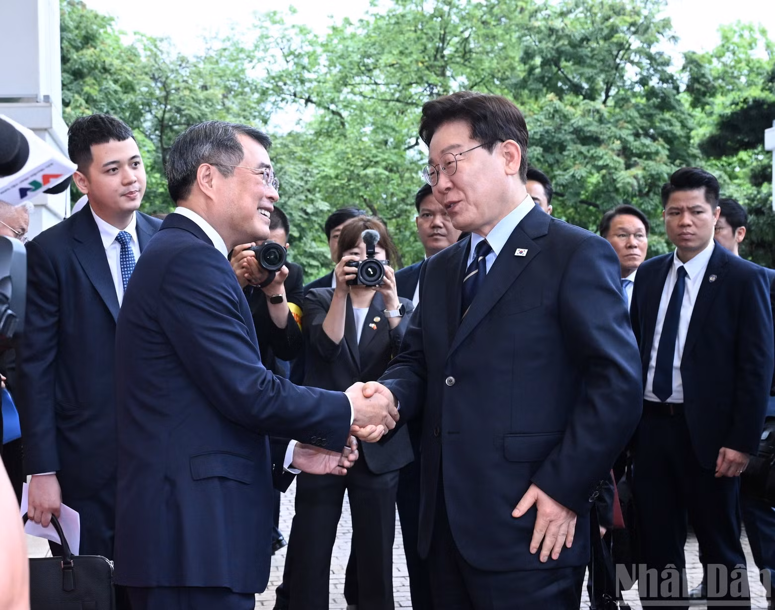 레민흥 베트남 총리가 이재명 한국 대통령과 악수를 나누고 있다.