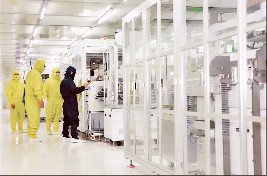 VSIP 산업단지 내 Radiant Opto-Electronics Viet Nam Nghe An 공장의 첨단 생산라인.