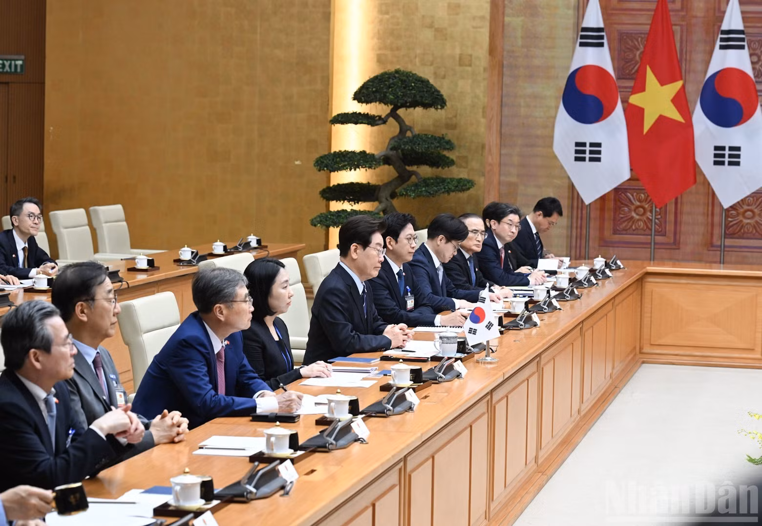 이재명 대통령과 대한민국 대표단이 레 민 흥 총리와 회담을 갖고 있다.
