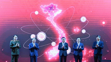 대표단, 정보·교육 및 대중 동원 통합(TGDV) 모바일 애플리케이션 첫선 (사진: NDO)