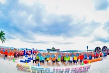 꽝닌 하롱에서 열린 MICE 단체의 해변 팀빌딩 활동. (사진: HUE VU)