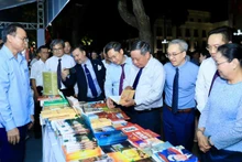 대표단이 박람회에서 출판물을 소개하는 부스를 방문하고 있다. (사진: NDO)