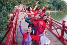 공공 댄스 ‘핸드 인 핸드’는 연대와 단합의 메시지를 전달한다.