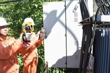 하노이 전력공사(EVNHANOI) 직원들이 전기 설비를 점검하고 있다. (사진: NDO)