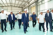 쯔엉떤상 전 국가주석, 응우옌찌중 부총리 및 대표단이 HANSSIP에 위치한 오나가(ONAGA) 회사를 방문했다. (사진: NDO)