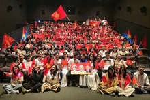 ‘조국은 내 마음에: 더 콘서트 영화’ 관람을 열망하는 청년들.