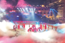 사파에서 열린 대규모 라이브 퍼포먼스 아트 프로그램. (사진: 루 마이)