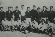 프랑스 군함 뒤몽 뒤르빌호에 승선한 선원들과의 친선 경기에나선 하이퐁 축구팀. (출처: 자료사진)