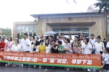 중국인 관광객들이 꽝닌성 몽까이 국제 국경관문에서 기념사진을 찍고 있다. (사진: NDO)