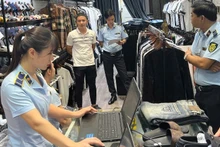 하이퐁시 시장감시단이 소셜미디어 플랫폼에서 위조 명품 의류를 판매한 패션 매장에 대해 처벌을 내렸다.