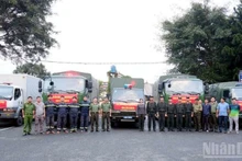 최근 홍수로 큰 피해를 입은 카인호아 주민들에게 전달될 신선한 채소 약 34톤을 실은 트럭들이 출발 준비를 마쳤다.