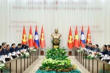 또 럼 베트남 공산당 서기장과 통룬 시술릿 라오스 인민혁명당 서기장 겸 국가주석이 양국 공산당 간 고위급 회의를 공동 주재하고 있다. (사진: 통 냣/VNA)