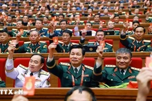 제14차 전국당대회 결의안을 채택하는 대의원들. (사진: VNA)