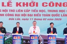 또럼 서기장(가운데)과 다른 대표들이 에아록 초·중등 기숙학교 건설사업의 착공 버튼을 누르고 있다. (사진: VNA)