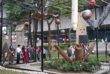 항공기 잔해와 폭탄 껍데기가 예술 공간으로 재구성됐다.